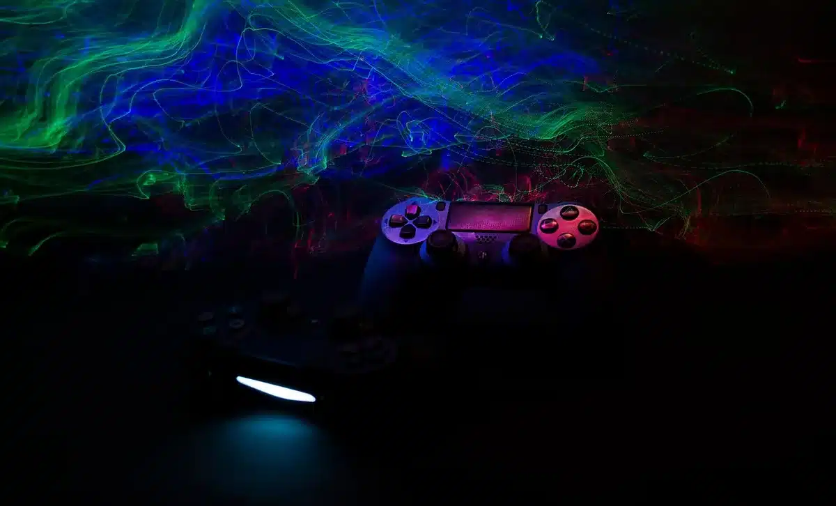 Consolas PS5, Xbox Series y un PC de juego juntos