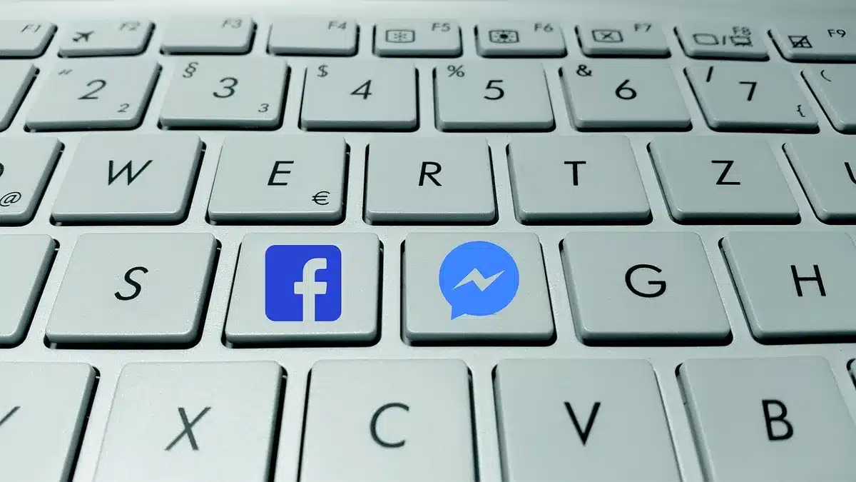 Influencer anónimo en un set de rodaje con móvil