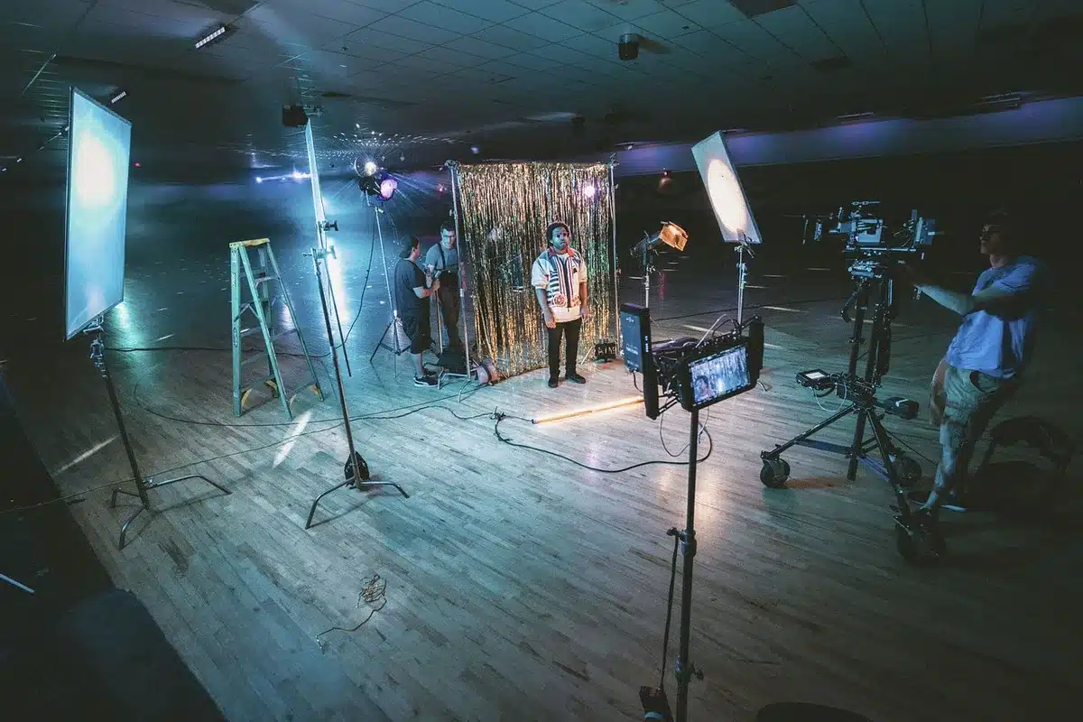 Equipo de producción televisiva trabajando en un estudio con monitores y cámaras