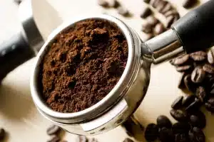 Manos sosteniendo un guion y una taza de café en un estudio de producción