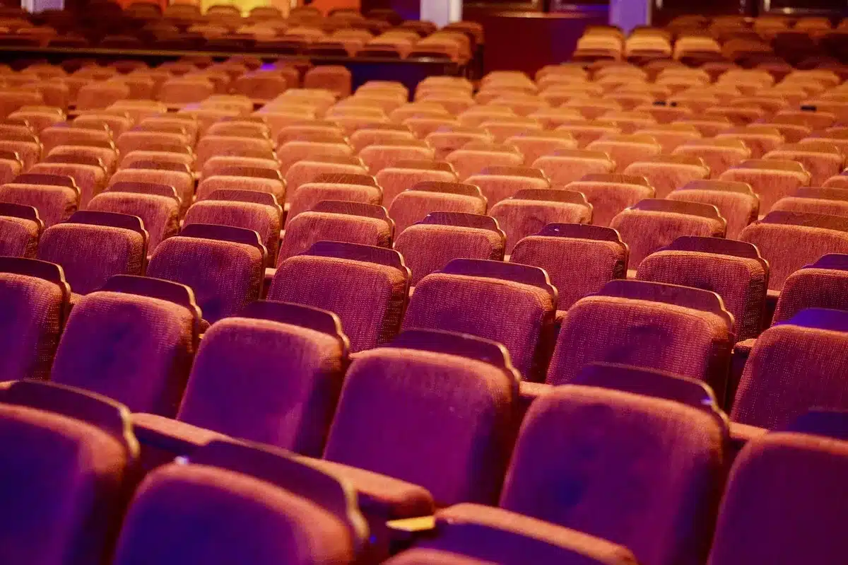 Sala de cine con butacas vacías lista para proyección