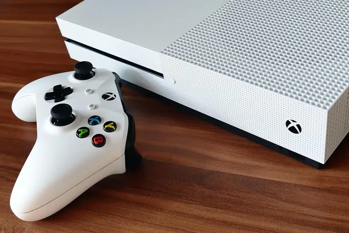 Consolas modernas alineadas con una etiqueta de fechas de lanzamiento
