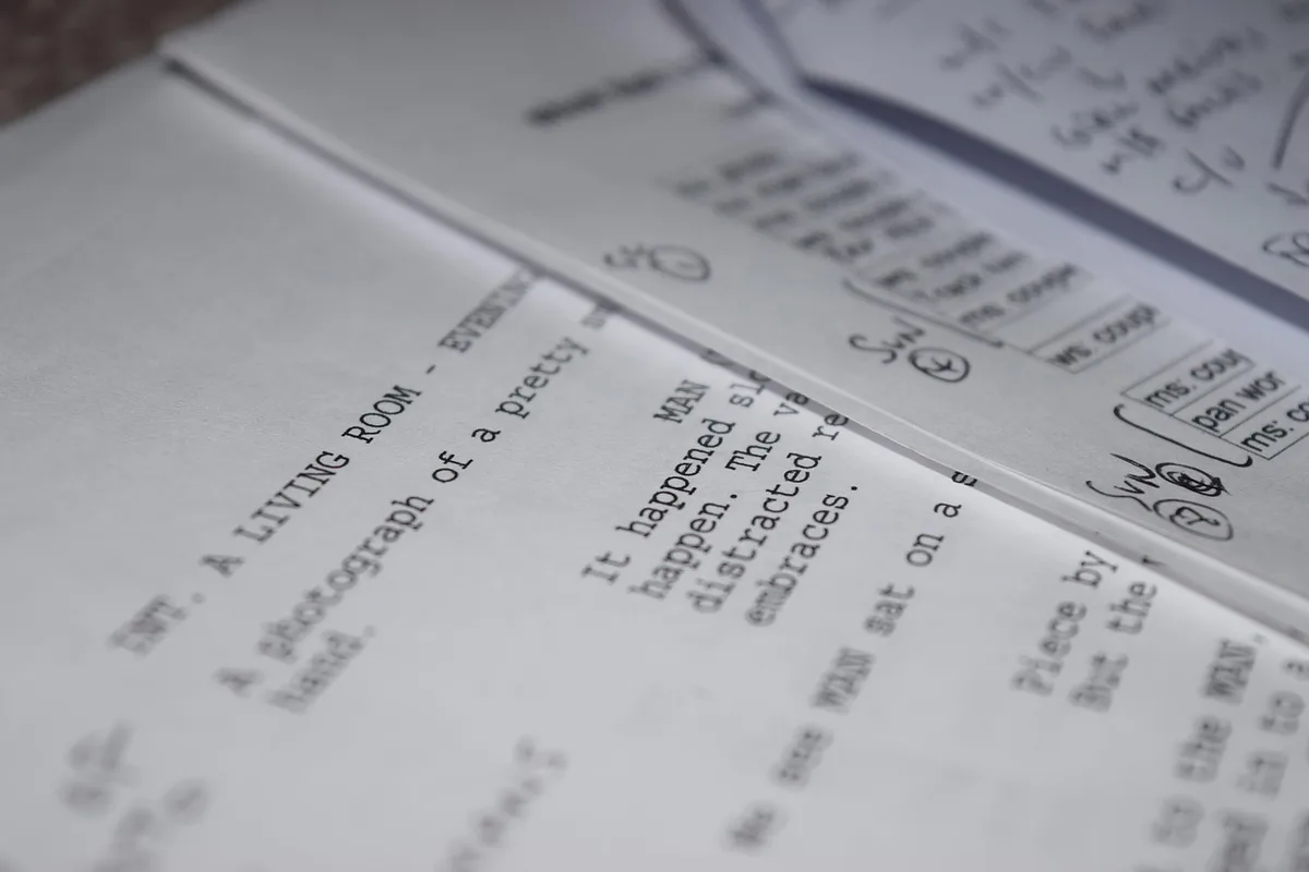 Equipo revisando storyboards y modelos para escenas con efectos prácticos