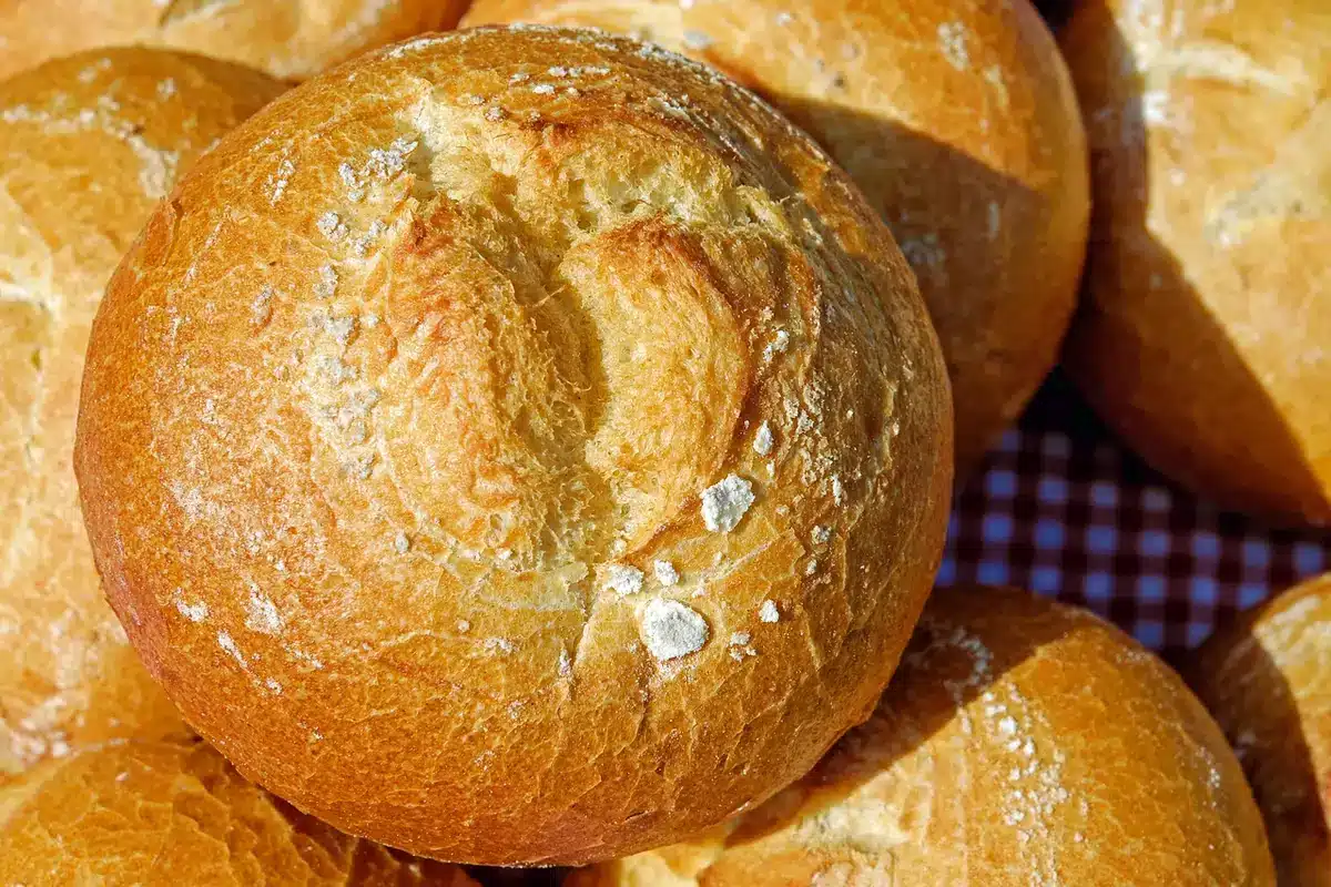 Productos horneados brillantes con efectos mágicos en una cocina fantástica