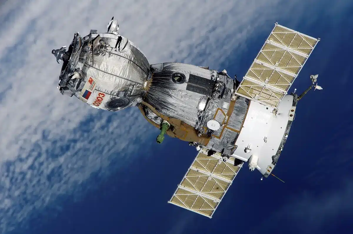 Construcción de una estación espacial futurista con instalaciones en desarrollo