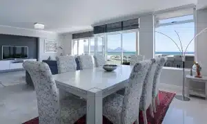 Manos de adulto y niño con juguetes genéricos sobre una mesa en un salón