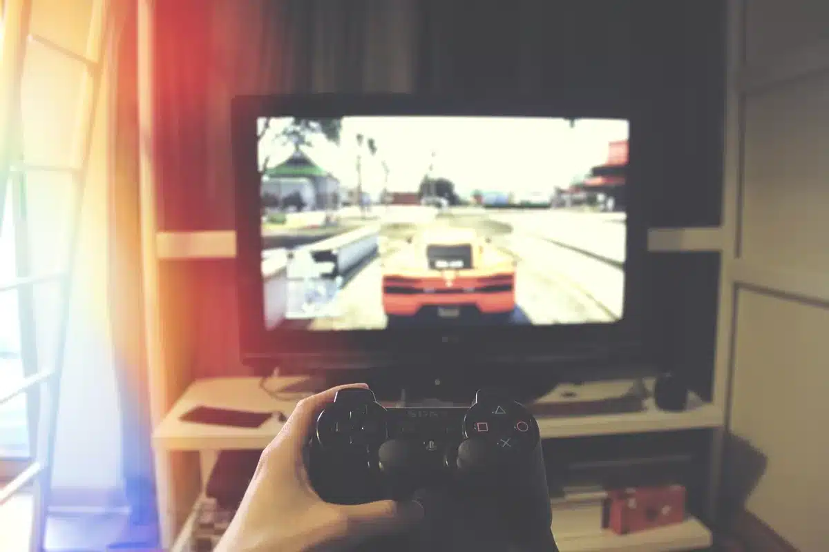 Controles de consola y juego en línea con acceso a catálogo de suscripción