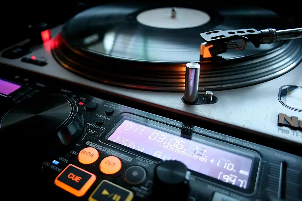 Vinilos y equipo de sonido que evocan un tono retro
