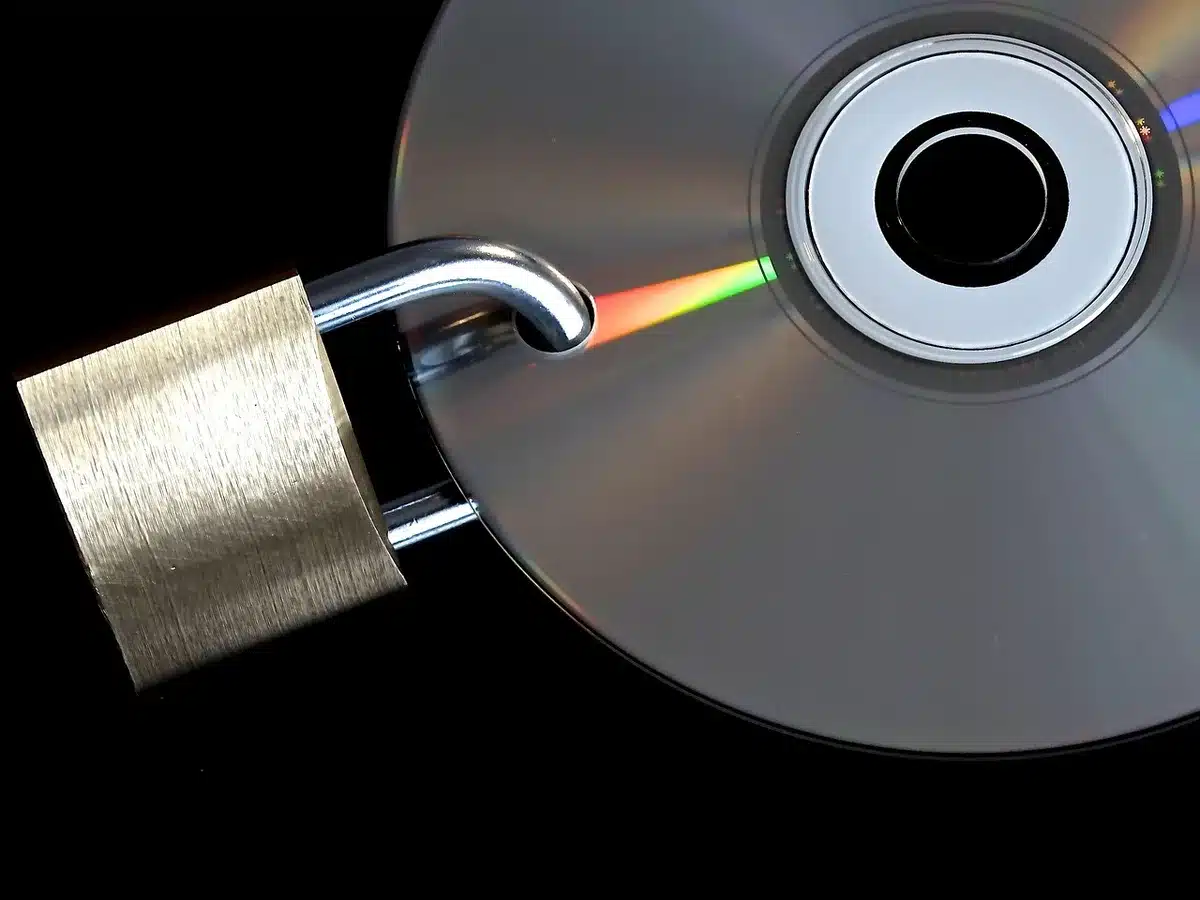Disco duro externo conectado para hacer copia de seguridad de archivos