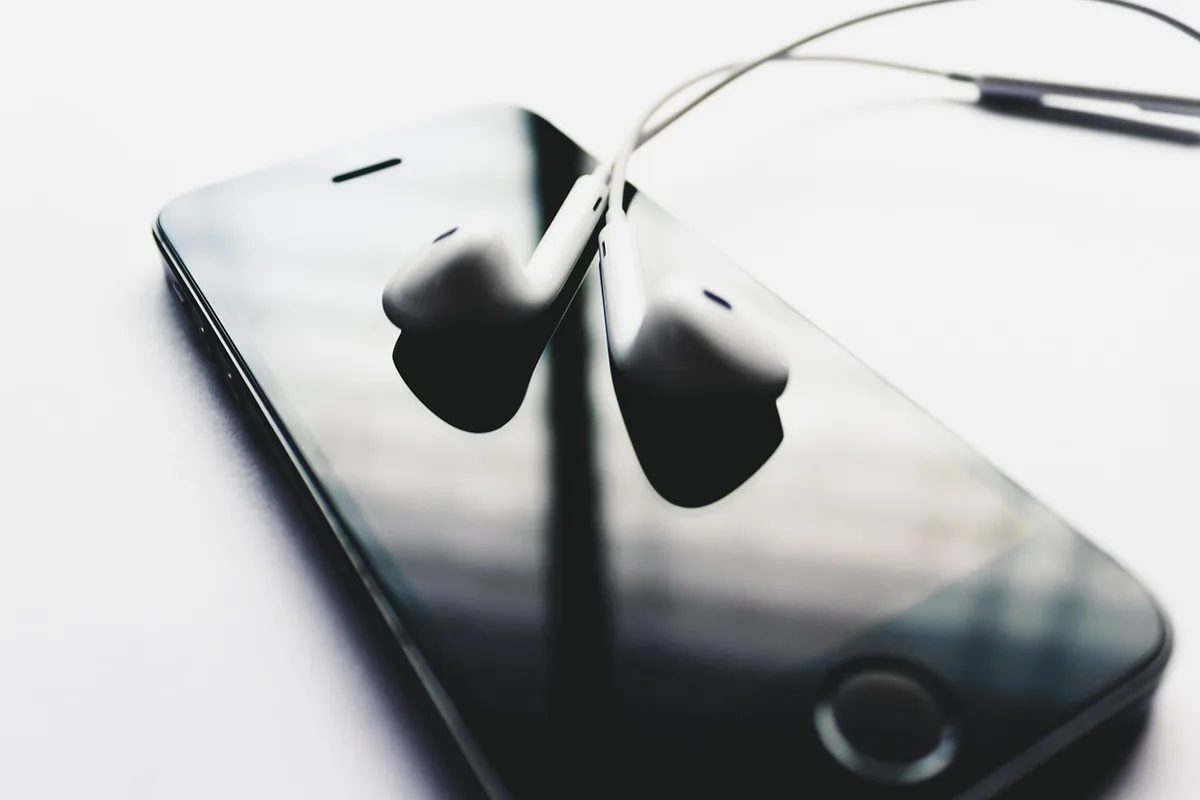 Comparativa de auriculares abiertos y intraaurales mostrando diferencias de diseño