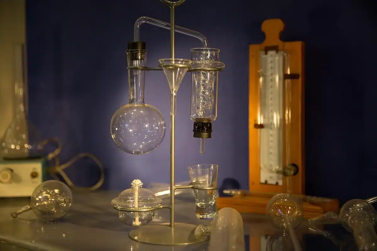 Investigadores probando sensores de pulsera en laboratorio