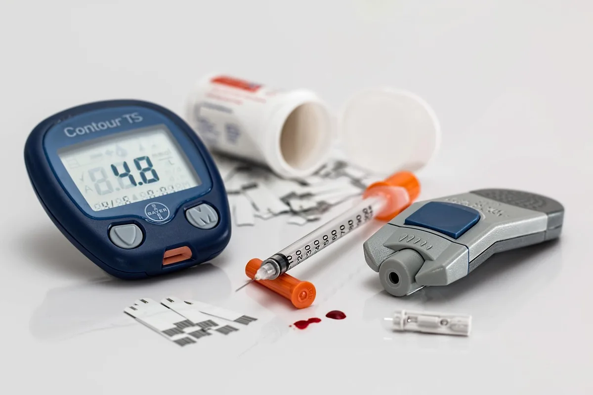 Persona consultando notificación de salud en reloj inteligente