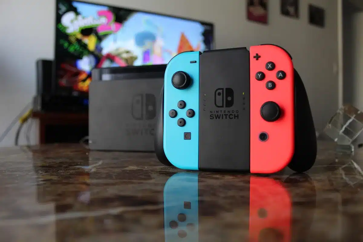 Varias consolas sobre una mesa: Switch, PS5 y Xbox Series