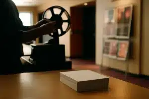 Cines independientes recurren a IA para identificar y atraer público fiel