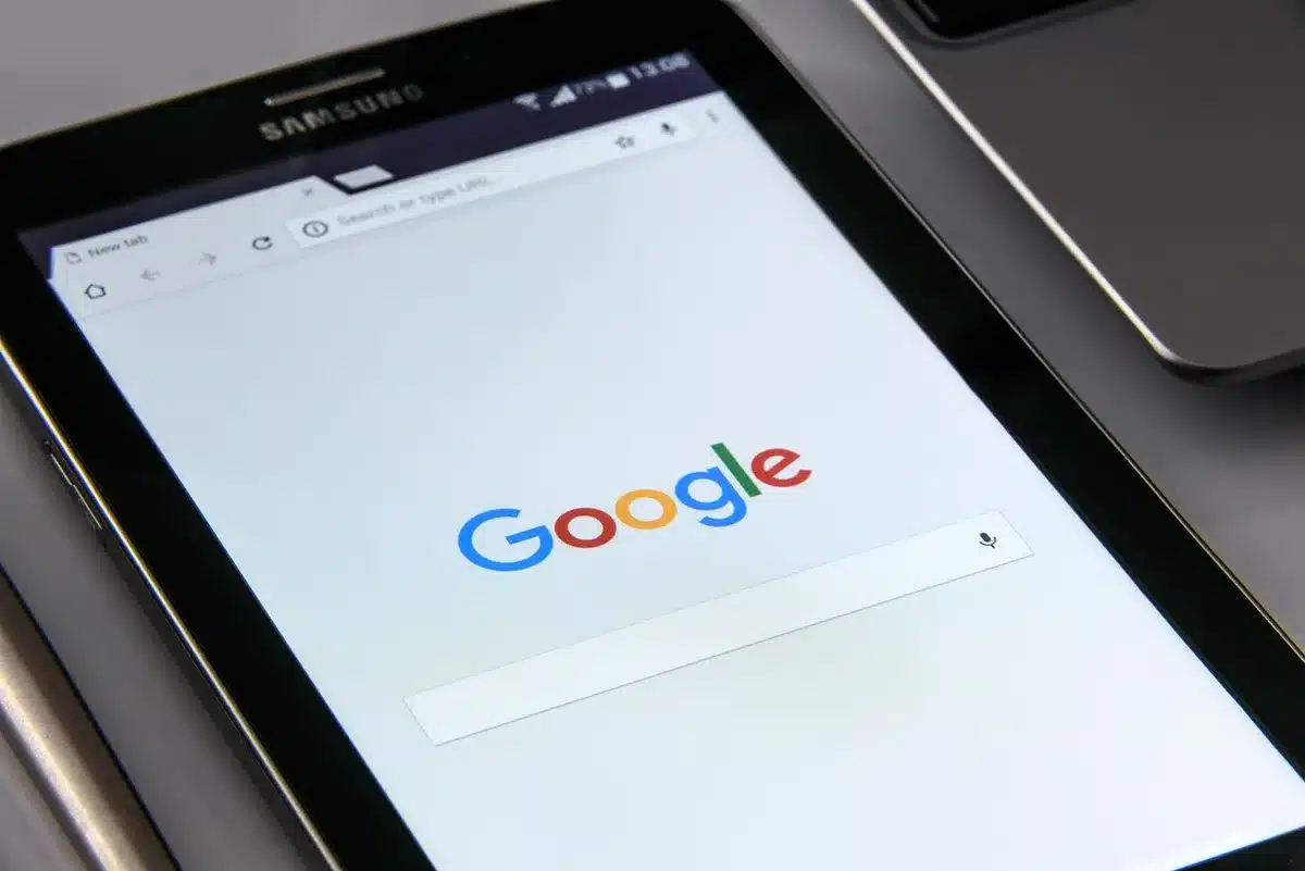 Pantalla de móvil con notificaciones y redes sociales