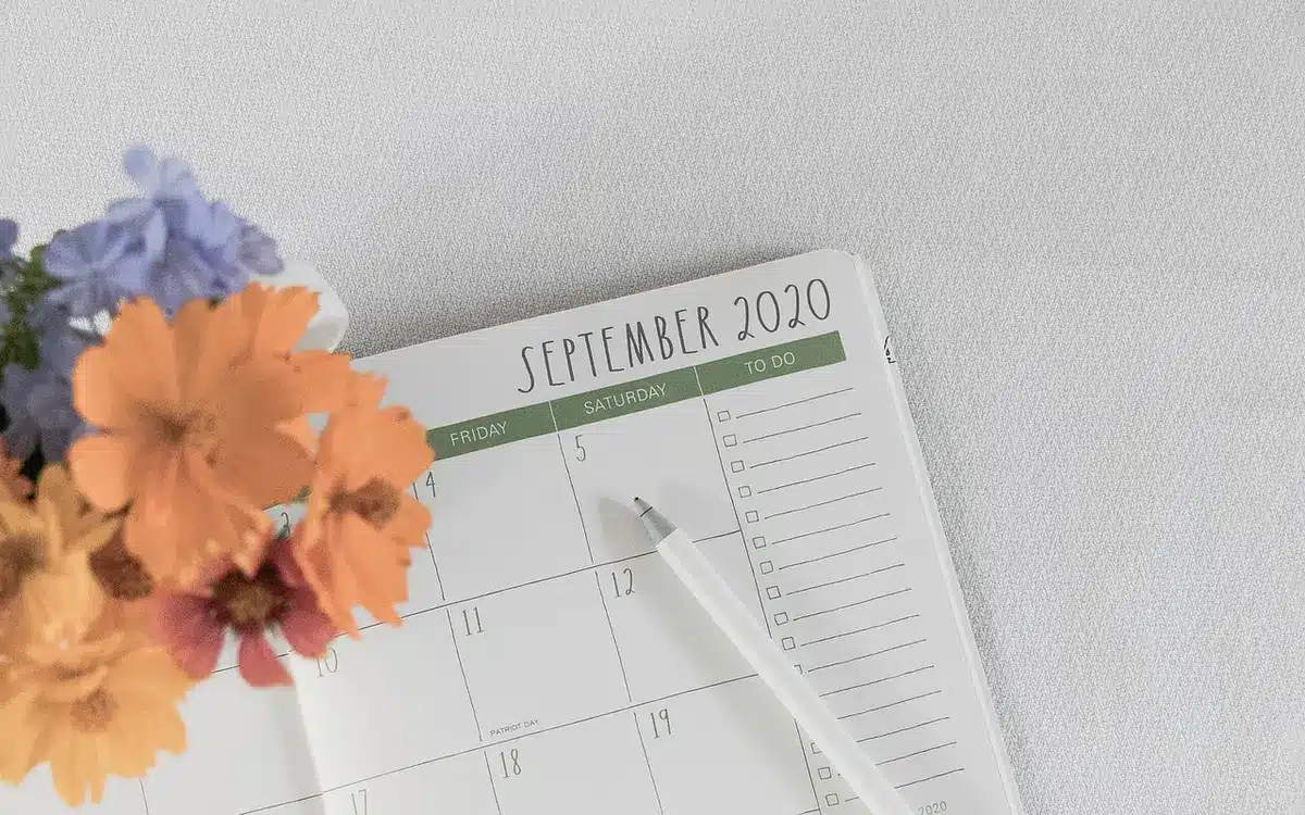 Plantilla de calendario impresa con anotaciones y bolígrafo