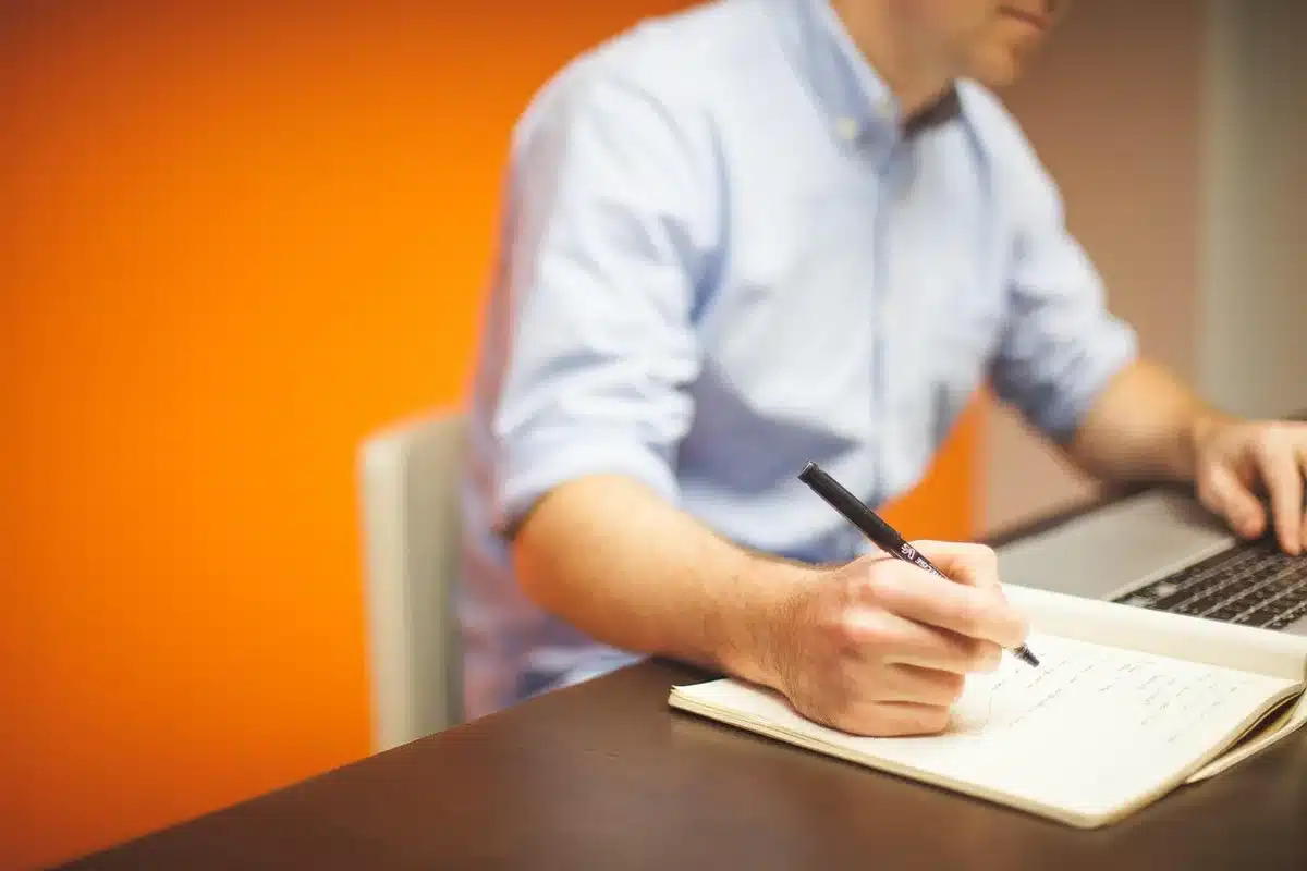 Mesa de trabajo con portátil y varias imágenes impresas usadas para verificación