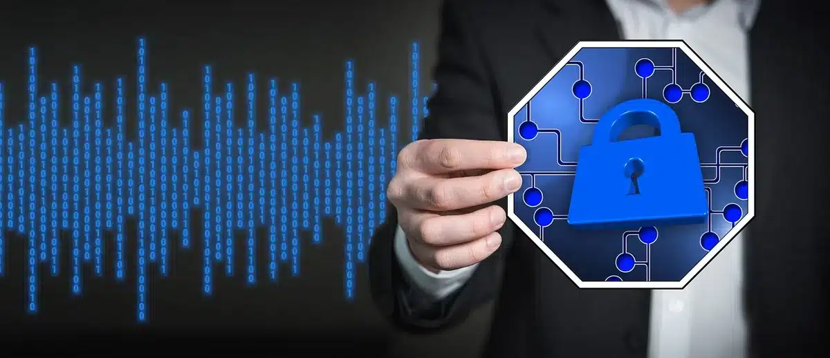 Manos sosteniendo teléfono con iconos de salud y candado representando privacidad de datos