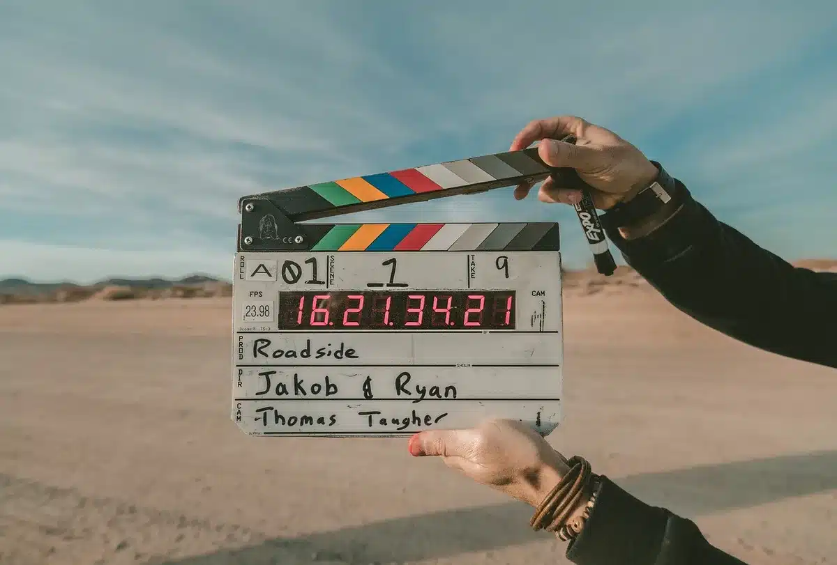 Equipo de rodaje preparando escenas para una película de antología