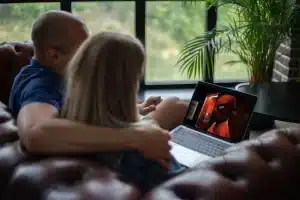 Pasillo de cine vacío con pósters genéricos y manos sujetando un guion