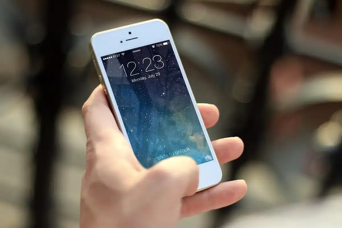 An empty smartphone retail display with unbranded devices, one screen showing an update progress bar