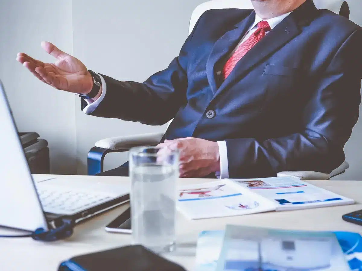 Directivos en una sala de juntas simbolizando liderazgo y toma de decisiones