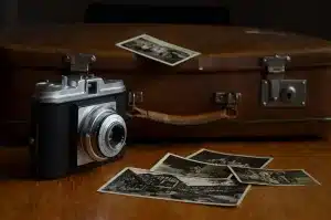 Lote de estudio con cámara y utilería que evoca producción cinematográfica