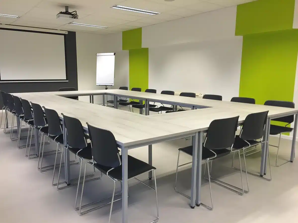 Mesa de guionistas y producción en reunión preparando una temporada