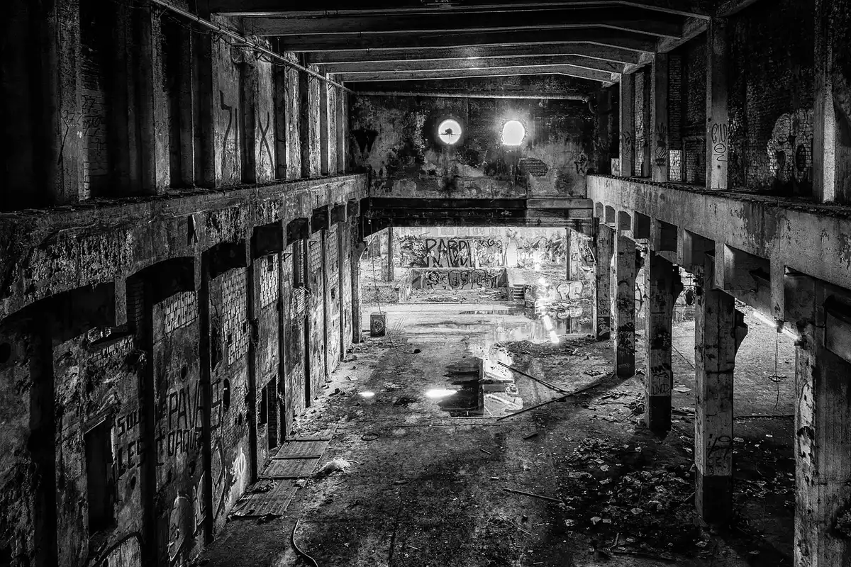 Fábrica subterránea con maquinaria y pasarelas en cavernas