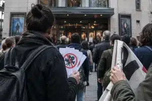 Teatro independiente de Long Island en crisis tras despido de codirectora: protestas y cancelaciones