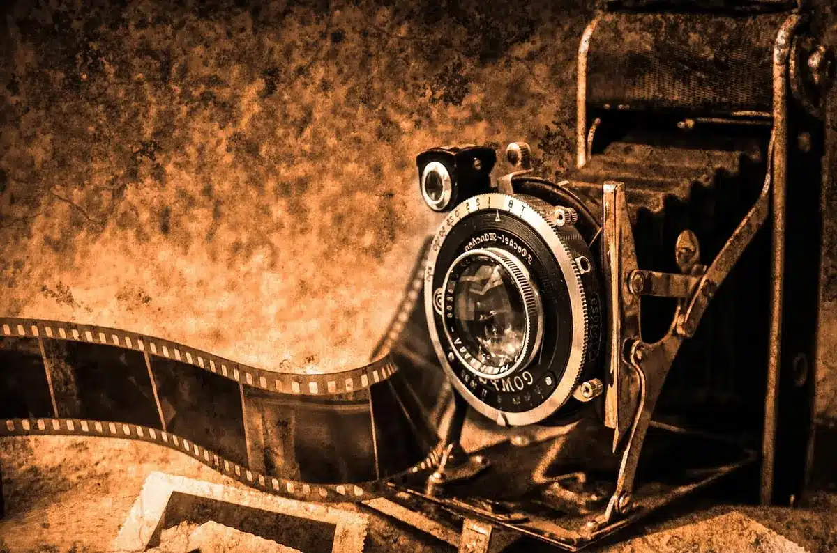 Equipo de restauración trabajando con negativos originales en laboratorio de cine