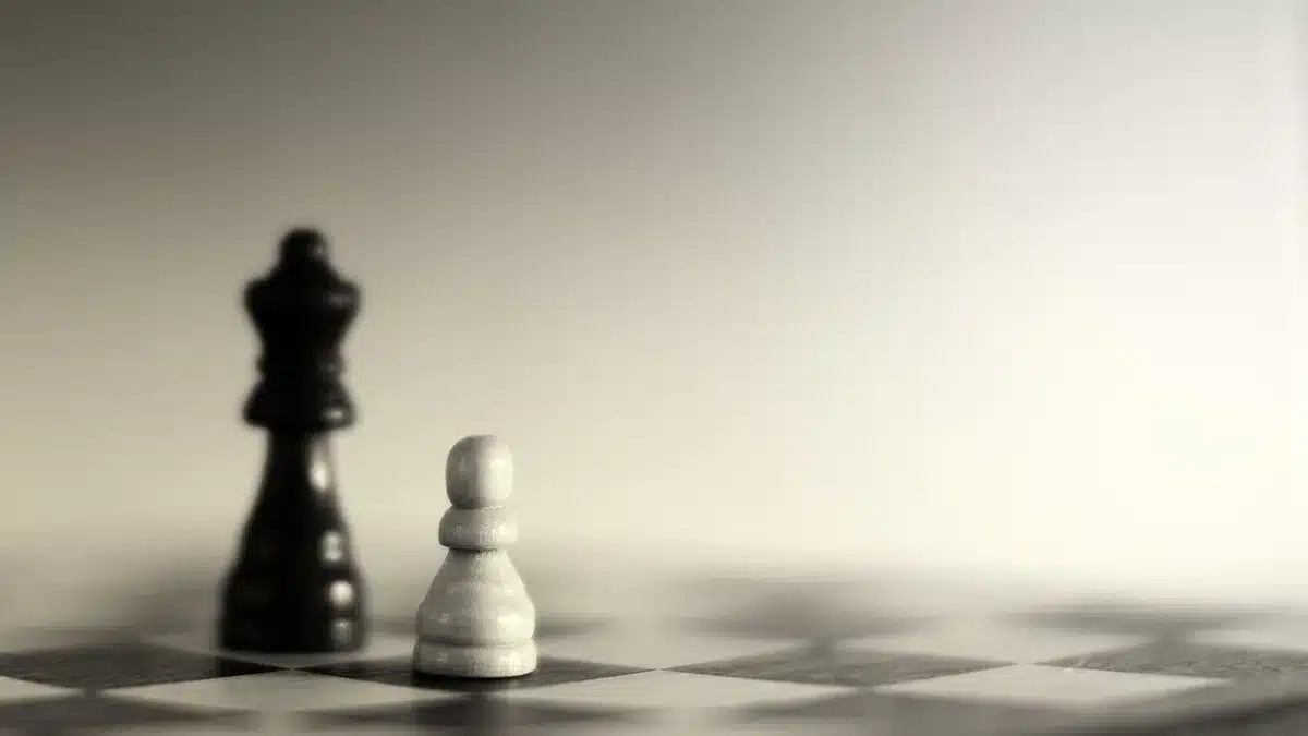 Captura de combate táctico por turnos con mechas en un mapa cerrado